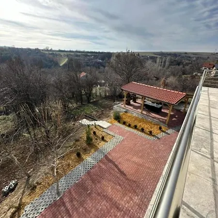 “при язовира” *