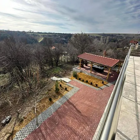 “при язовира” *